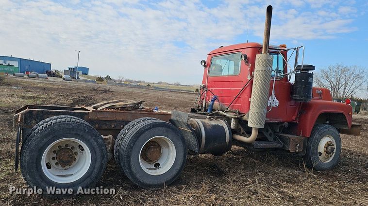 image for item DQ8654 1991 Mack RD688S semi truck