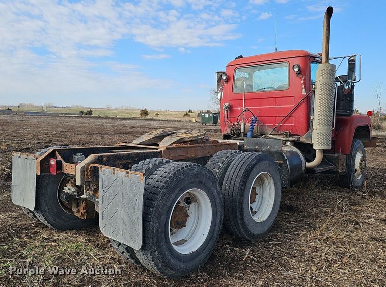 image for item DQ8654 1991 Mack RD688S semi truck