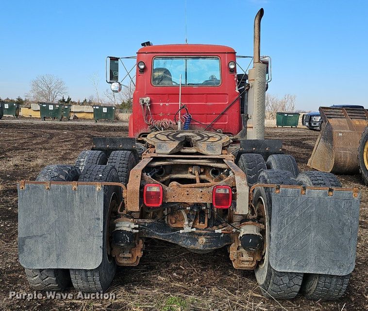 image for item DQ8654 1991 Mack RD688S semi truck