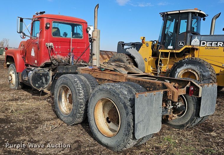 image for item DQ8654 1991 Mack RD688S semi truck