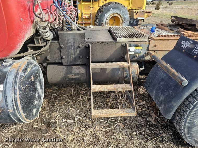 image for item DQ8654 1991 Mack RD688S semi truck