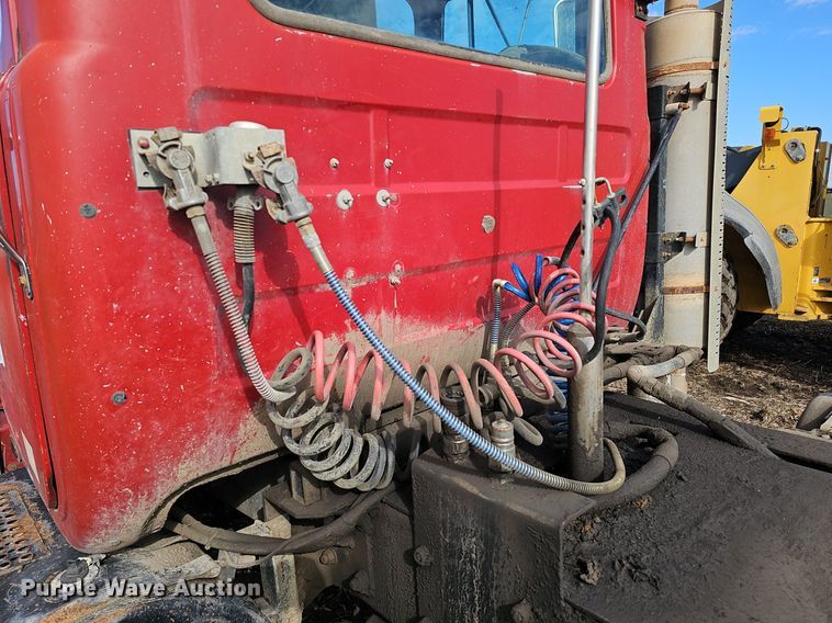 image for item DQ8654 1991 Mack RD688S semi truck