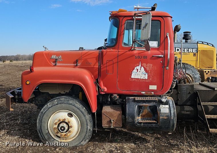 image for item DQ8654 1991 Mack RD688S semi truck