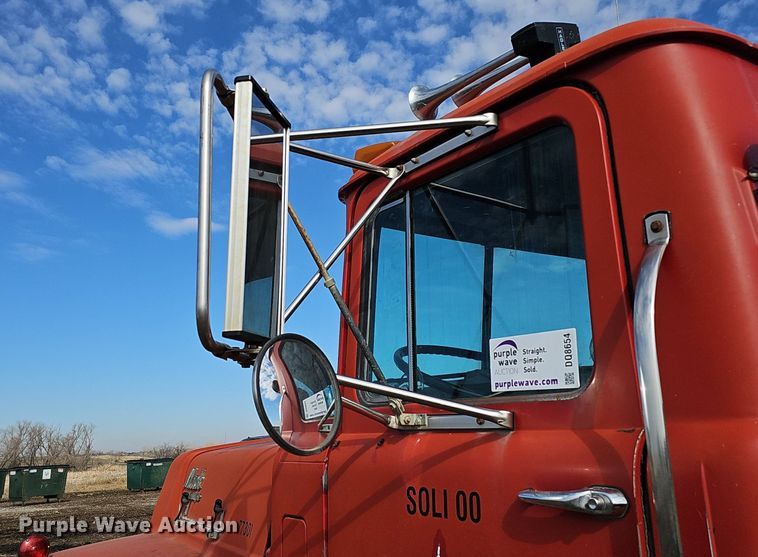 image for item DQ8654 1991 Mack RD688S semi truck