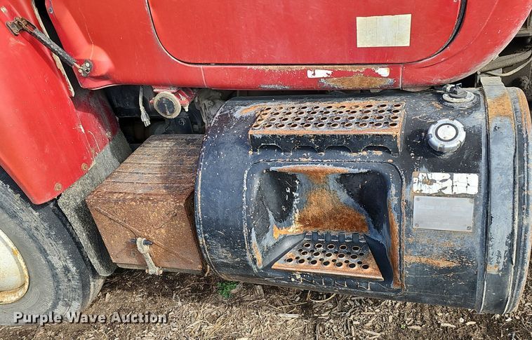 image for item DQ8654 1991 Mack RD688S semi truck