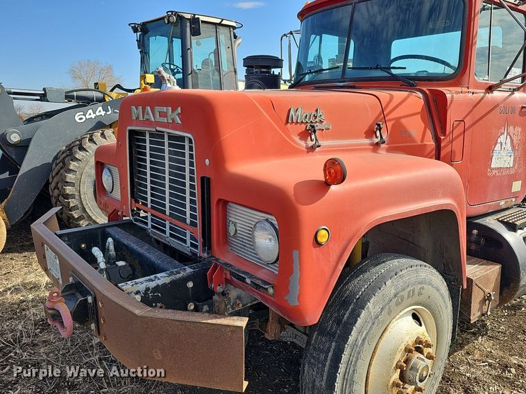 image for item DQ8654 1991 Mack RD688S semi truck