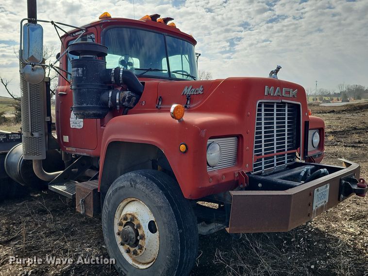 image for item DQ8654 1991 Mack RD688S semi truck