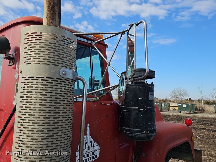 image for item DQ8654 1991 Mack RD688S semi truck