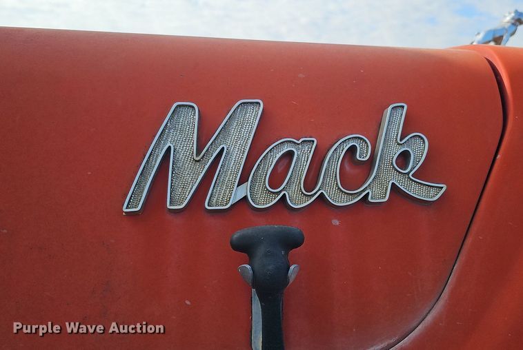 image for item DQ8654 1991 Mack RD688S semi truck