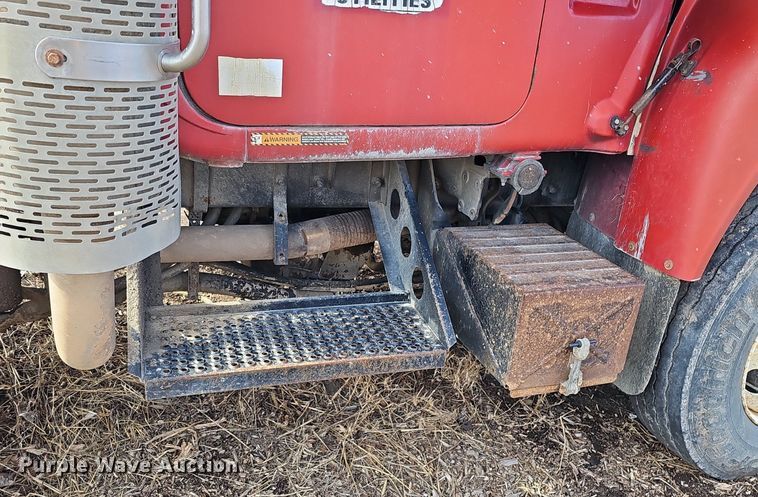 image for item DQ8654 1991 Mack RD688S semi truck