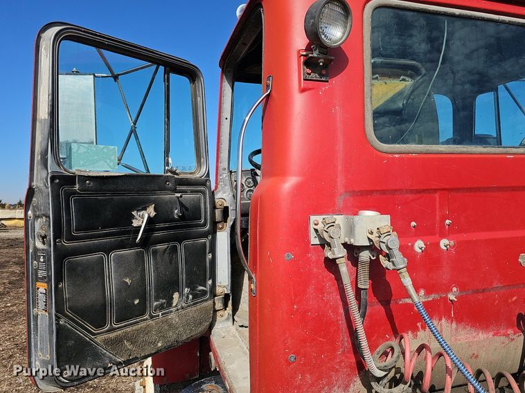 image for item DQ8654 1991 Mack RD688S semi truck