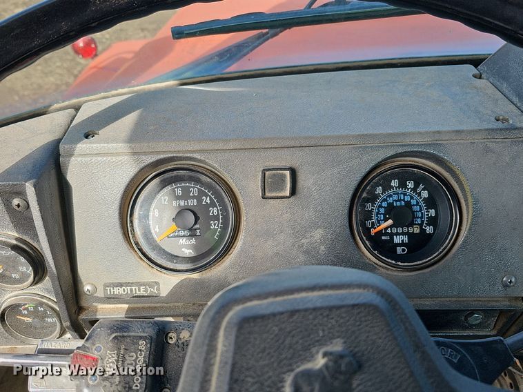 image for item DQ8654 1991 Mack RD688S semi truck