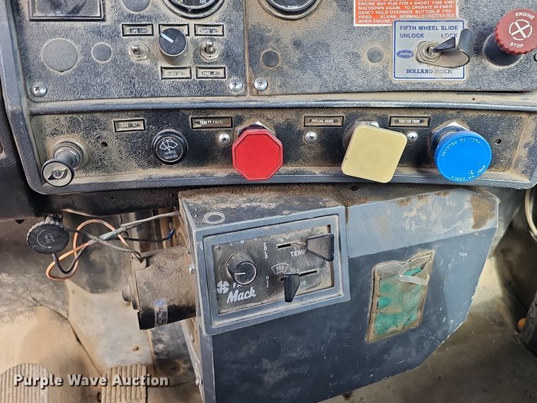 image for item DQ8654 1991 Mack RD688S semi truck