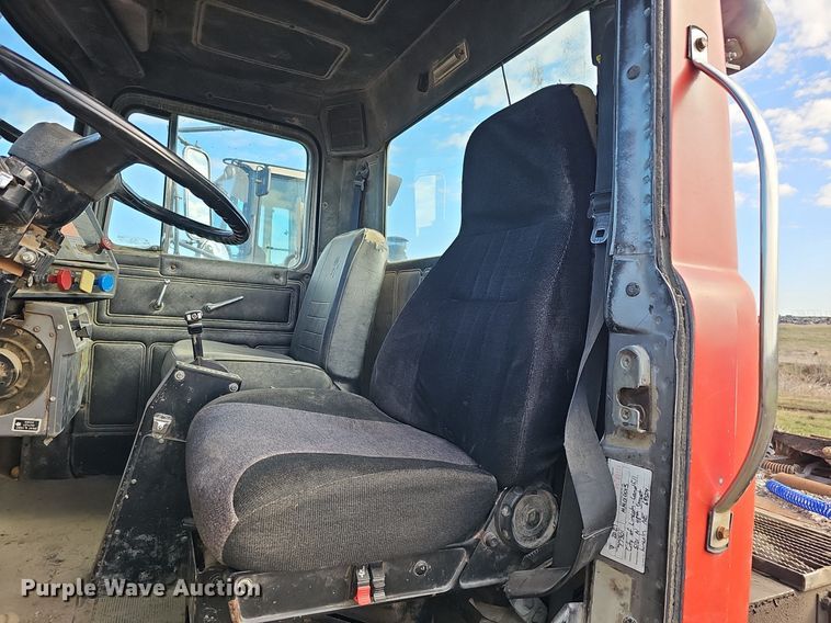 image for item DQ8654 1991 Mack RD688S semi truck