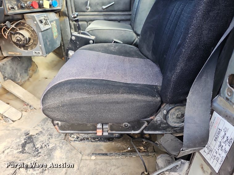 image for item DQ8654 1991 Mack RD688S semi truck