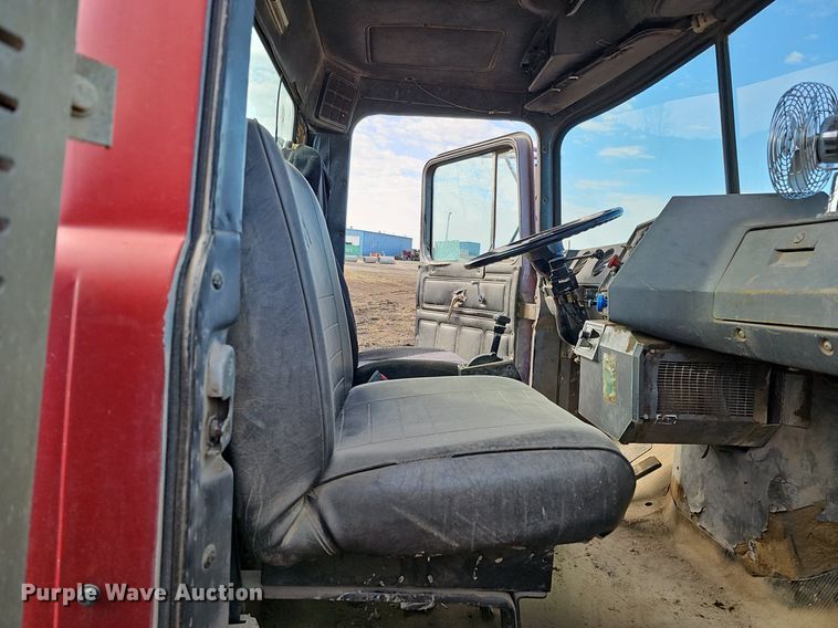 image for item DQ8654 1991 Mack RD688S semi truck