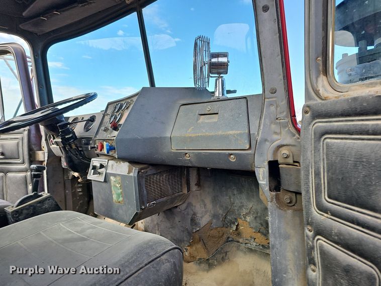 image for item DQ8654 1991 Mack RD688S semi truck