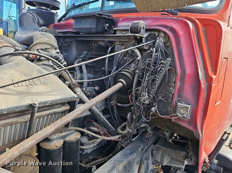 image for item DQ8654 1991 Mack RD688S semi truck