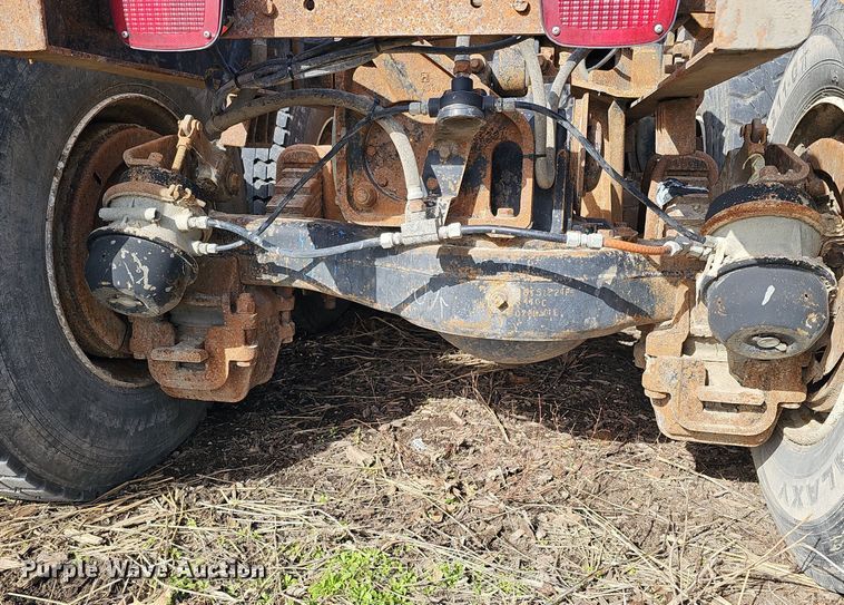 image for item DQ8654 1991 Mack RD688S semi truck