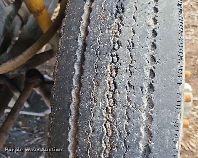 image for item DQ8654 1991 Mack RD688S semi truck