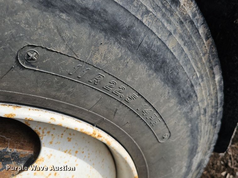 image for item DQ8654 1991 Mack RD688S semi truck