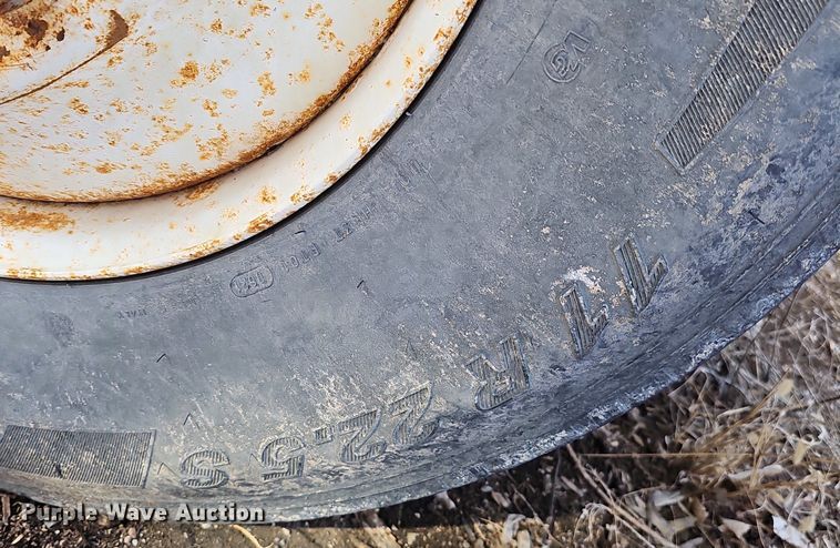 image for item DQ8654 1991 Mack RD688S semi truck