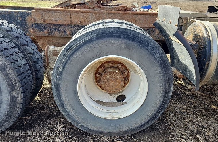 image for item DQ8654 1991 Mack RD688S semi truck