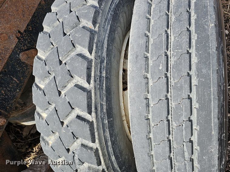 image for item DQ8654 1991 Mack RD688S semi truck