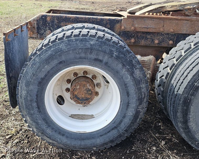 image for item DQ8654 1991 Mack RD688S semi truck