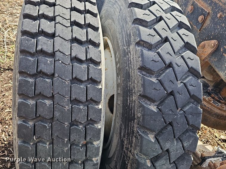 image for item DQ8654 1991 Mack RD688S semi truck