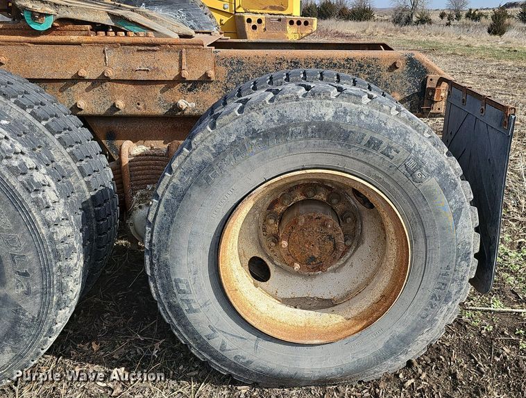 image for item DQ8654 1991 Mack RD688S semi truck