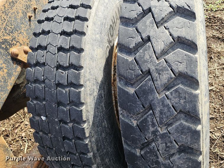 image for item DQ8654 1991 Mack RD688S semi truck