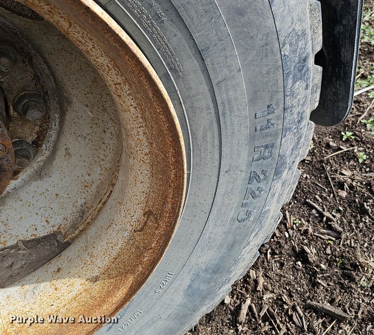 image for item DQ8654 1991 Mack RD688S semi truck