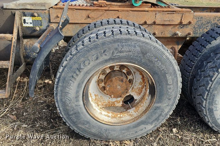 image for item DQ8654 1991 Mack RD688S semi truck