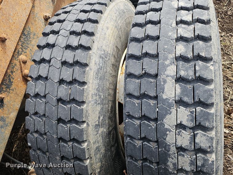 image for item DQ8654 1991 Mack RD688S semi truck