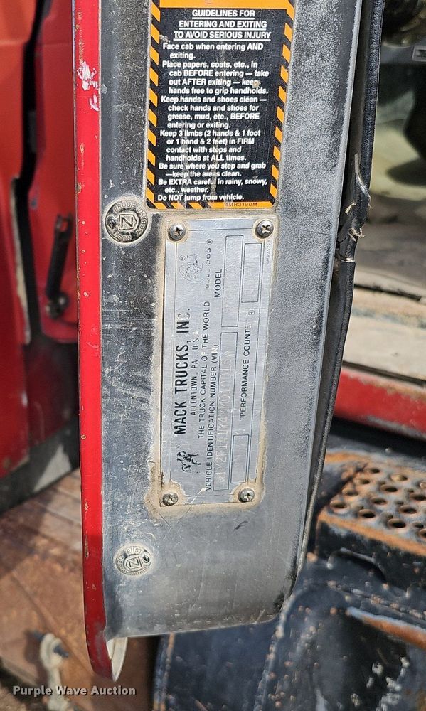 image for item DQ8654 1991 Mack RD688S semi truck