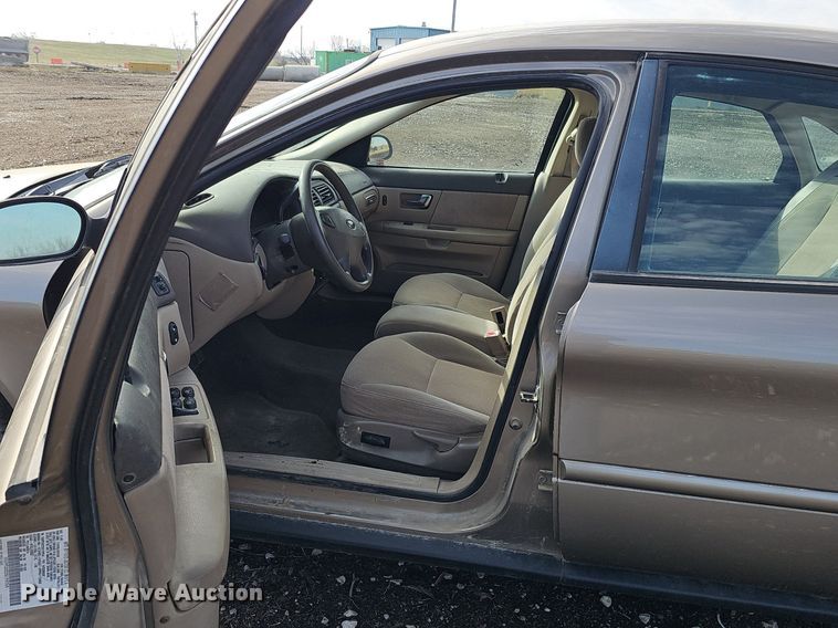 image for item DQ8656 2002 Ford Taurus SE 