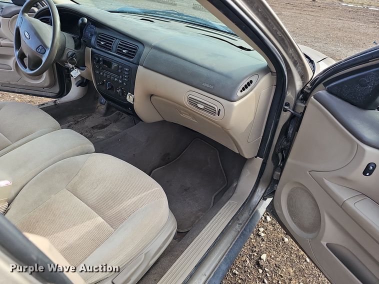 image for item DQ8656 2002 Ford Taurus SE 