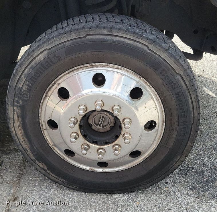 image for item DR8032 2012 Ford F550 Super Duty XLT Crew Cab truck cab and chassis