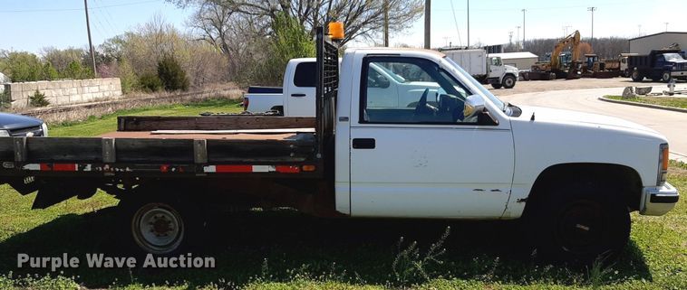 image for item DV9957 1989 GMC Sierra C2500 flatbed pickup truck