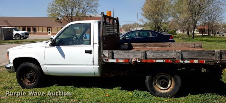 image for item DV9957 1989 GMC Sierra C2500 flatbed pickup truck