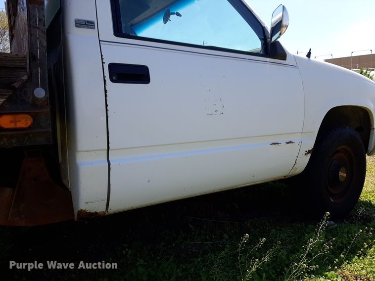 image for item DV9957 1989 GMC Sierra C2500 flatbed pickup truck