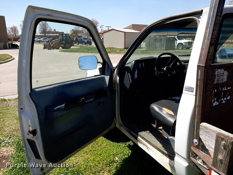 image for item DV9957 1989 GMC Sierra C2500 flatbed pickup truck