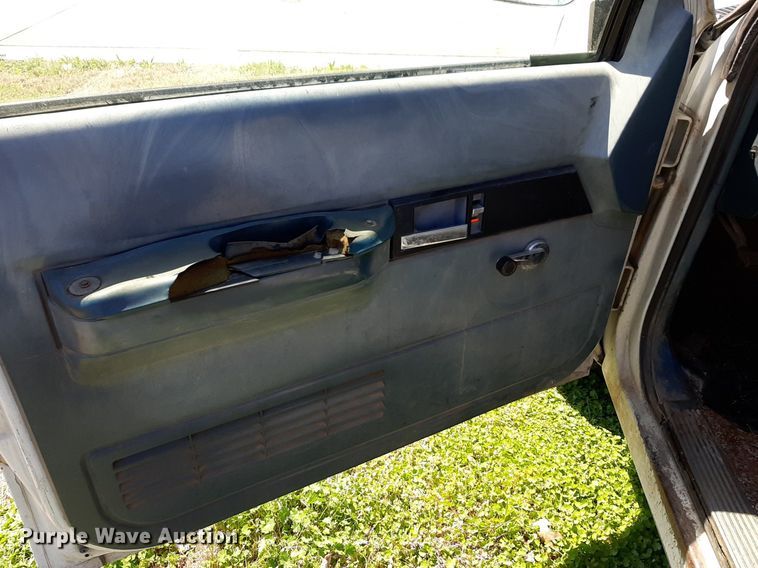 image for item DV9957 1989 GMC Sierra C2500 flatbed pickup truck