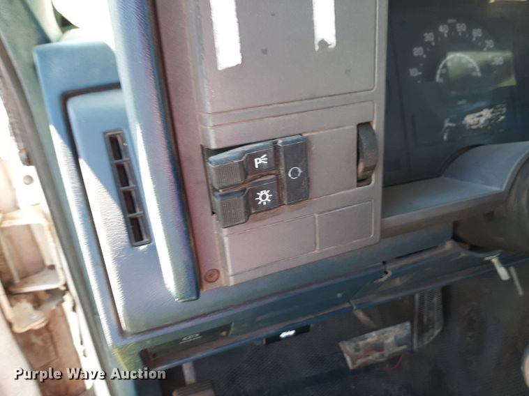 image for item DV9957 1989 GMC Sierra C2500 flatbed pickup truck