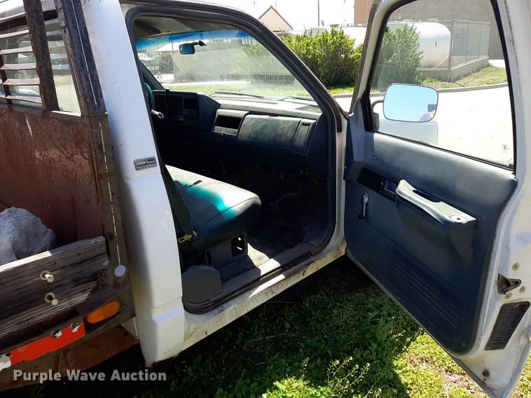 image for item DV9957 1989 GMC Sierra C2500 flatbed pickup truck