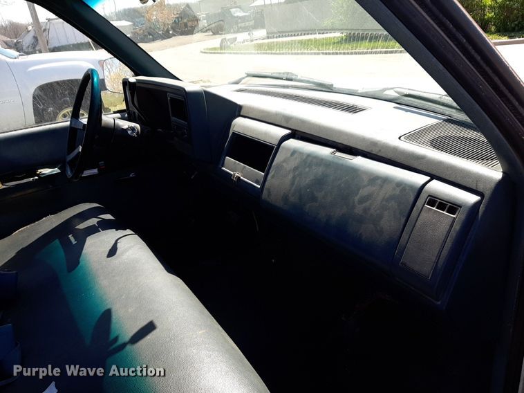 image for item DV9957 1989 GMC Sierra C2500 flatbed pickup truck