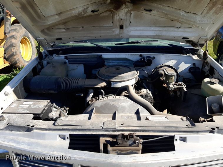 image for item DV9957 1989 GMC Sierra C2500 flatbed pickup truck