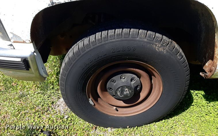 image for item DV9957 1989 GMC Sierra C2500 flatbed pickup truck