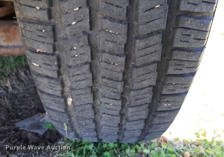 image for item DV9957 1989 GMC Sierra C2500 flatbed pickup truck